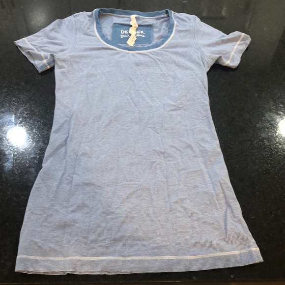 Lululemon size 2 soft tee with small stripe - Picture 1 of 3
